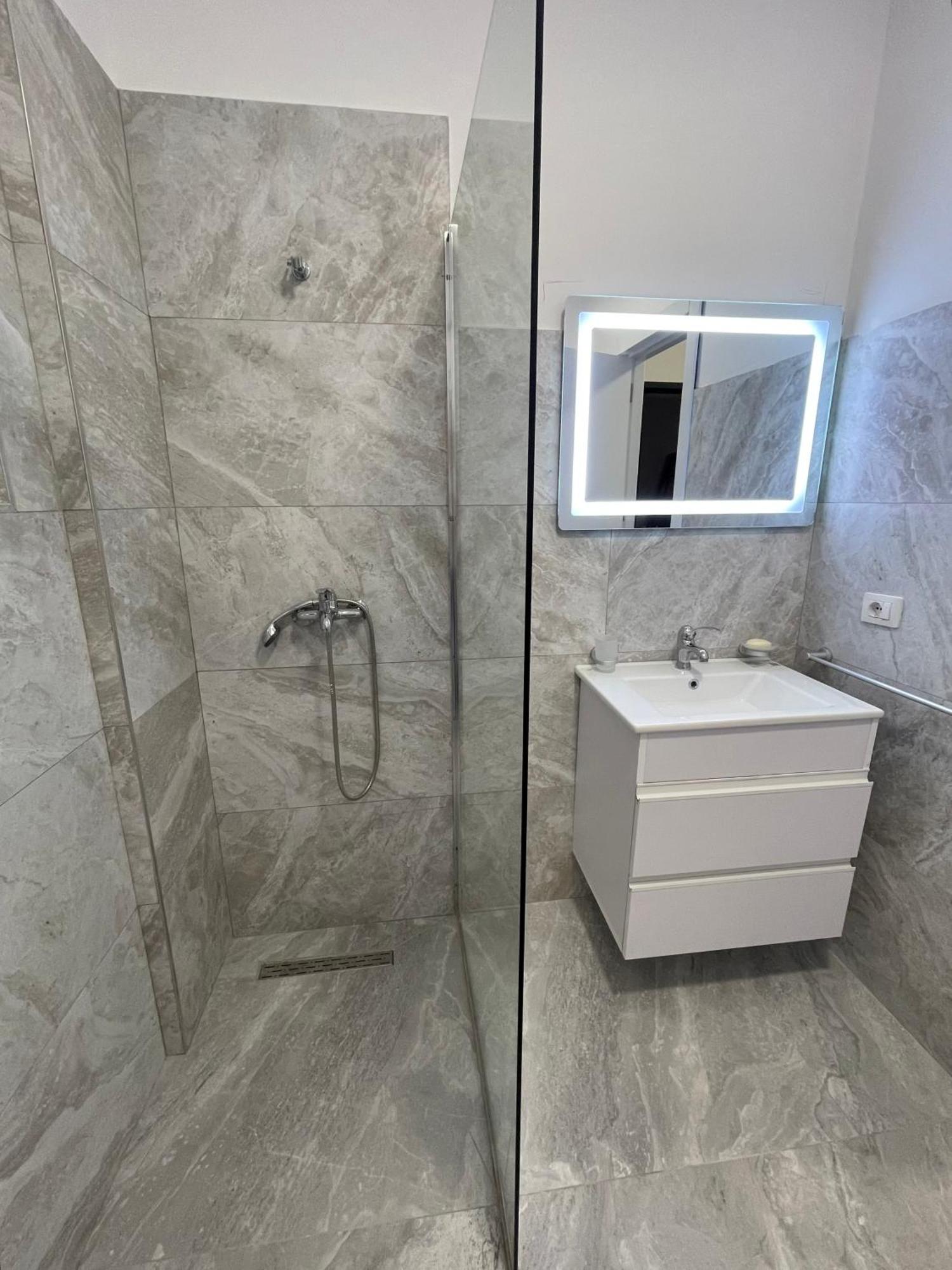 Modern Apartment In Central Vlorë Exteriér fotografie